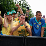 flavio-bolsonaro-fecha-campanha-do-1°-turno-em-carreata-em-frente-a-igreja-catolica-no-rio