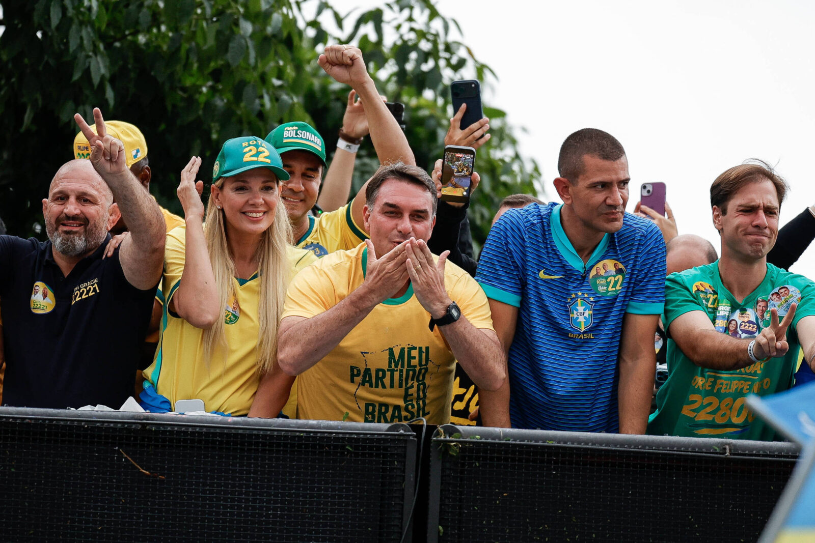 flavio-bolsonaro-fecha-campanha-do-1°-turno-em-carreata-em-frente-a-igreja-catolica-no-rio