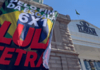 manifestantes-penduram-bandeira-com-‘lula-tetra’-em-estatua-da-loja-havan