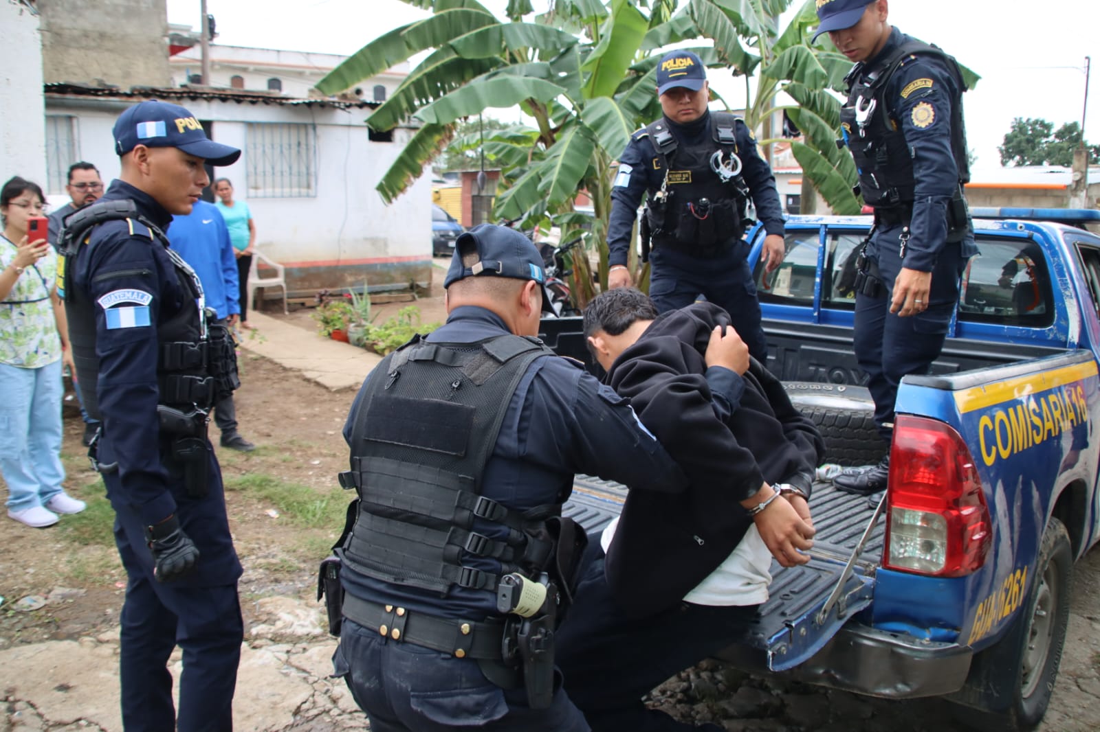 capturan-a-dos-presuntos-asaltantes-en-ciudad-quetzal-luego-de-ser-embestidos-por-un-camion
