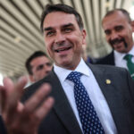 veja-trajetoria-pessoal-e-politica-de-flavio-bolsonaro,-que-disputa-a-presidencia