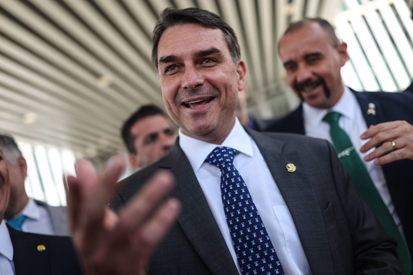 veja-trajetoria-pessoal-e-politica-de-flavio-bolsonaro,-que-disputa-a-presidencia