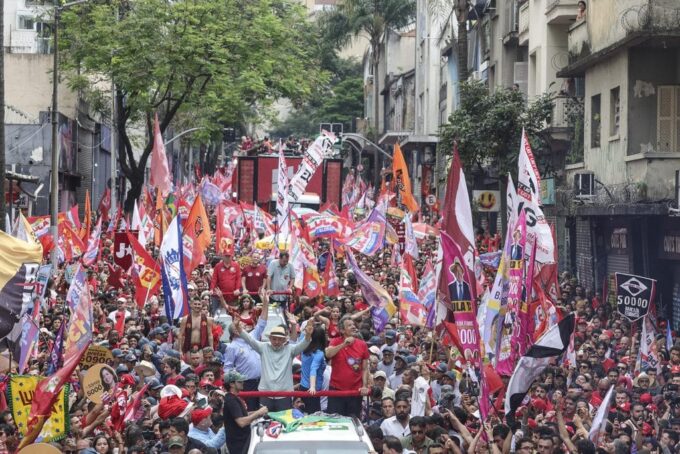 lula-y-bolsonaro-finalizan-campana-con-bano-de-multitudes-en-sao-paulo