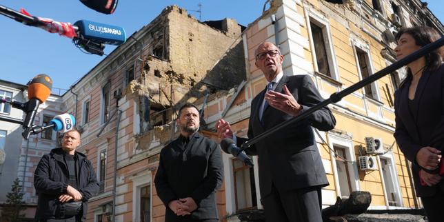en-direct,-guerre-en-ukraine :-friedrich-merz-est-a-kiev,-un-pont-de-la-capitale-attaque-par-un-drone-pendant-sa-visite