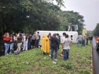 microbus-con-placas-salvadorenas-derrapa-en-ruta-ca-1-oriente-y-deja-un-herido