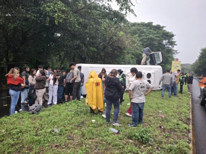 microbus-con-placas-salvadorenas-derrapa-en-ruta-ca-1-oriente-y-deja-un-herido