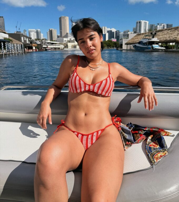 cantante-aye-alfonso-fue-criticada,-en-redes,-por-cantar-en-bikini-tras-promocionar-sus-canciones