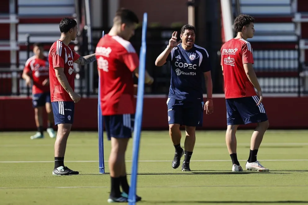 entre-derrotas-y-polemicas:-nicolas-cordova-continuara-al-mando-de-la-roja
