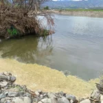 vecinos-alertan-por-posibles-restos-de-aguas-servidas-en-el-rio-huatulame-tras-crecidas