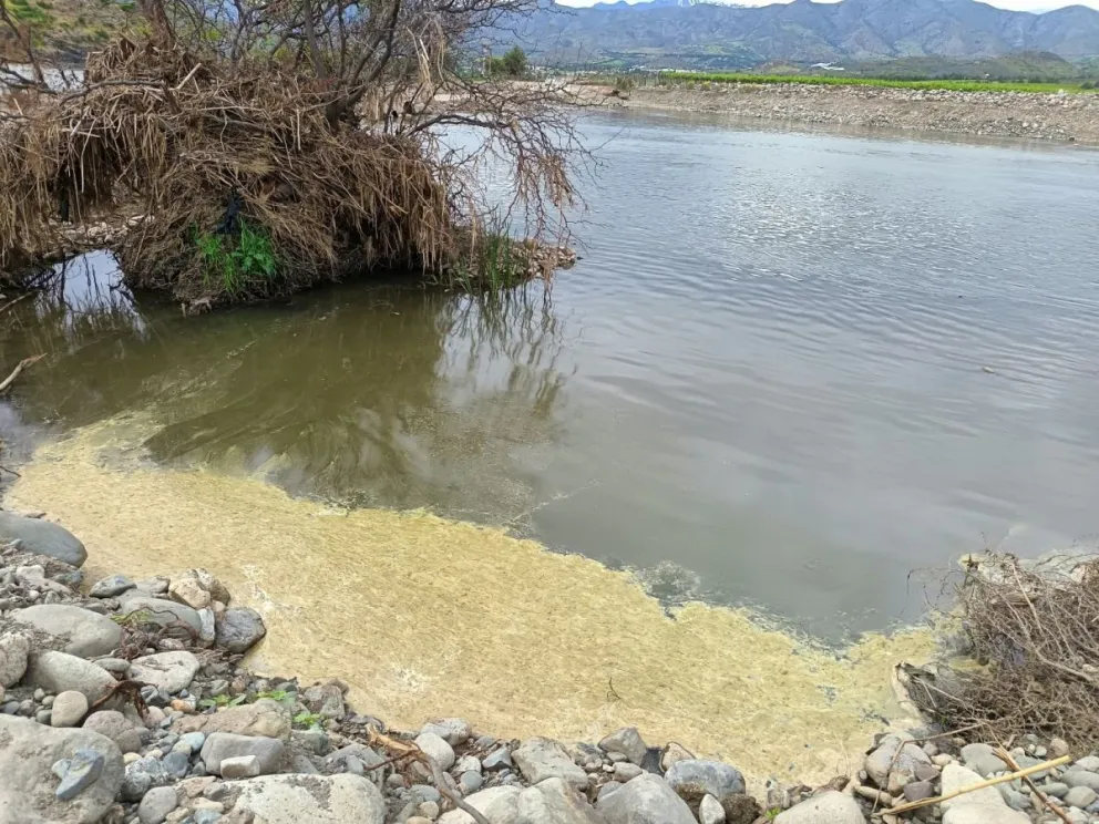 vecinos-alertan-por-posibles-restos-de-aguas-servidas-en-el-rio-huatulame-tras-crecidas