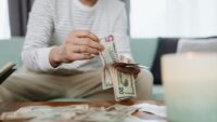 dolares-en-caja-de-ahorro-o-plazo-fijo:-donde-conviene-guardarlos-y-por-que