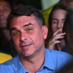 flavio-bolsonaro-dice-que-su-victoria-en-primera-vuelta-muestra-que-brasil-quiere-cambio