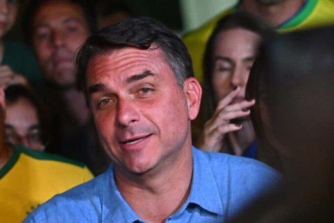 flavio-bolsonaro-dice-que-su-victoria-en-primera-vuelta-muestra-que-brasil-quiere-cambio
