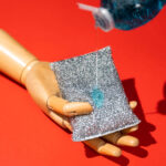 popular-nas-redes,-mistura-de-produtos-de-limpeza-causa-danos-respiratorios-e-a-pele;-saiba-como-evitar