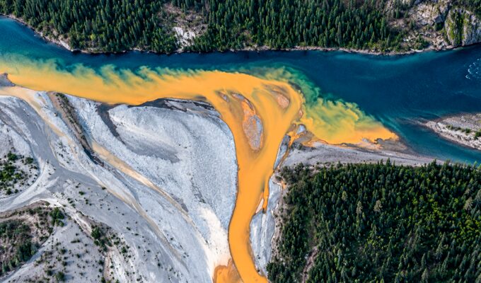 la-nasa-capta-desde-el-espacio-rios-de-alaska-que-se-tinen-de-naranja:-la-explicacion-esta-bajo-el-suelo-congelado