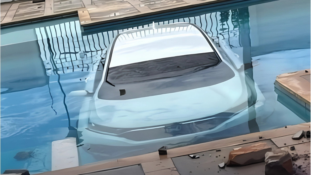 mujer-termino-con-su-vehiculo-dentro-de-una-piscina-en-valledupar:-el-accidente-quedo-grabado-en-las-camaras-de-seguridad-del-conjunto-residencial
