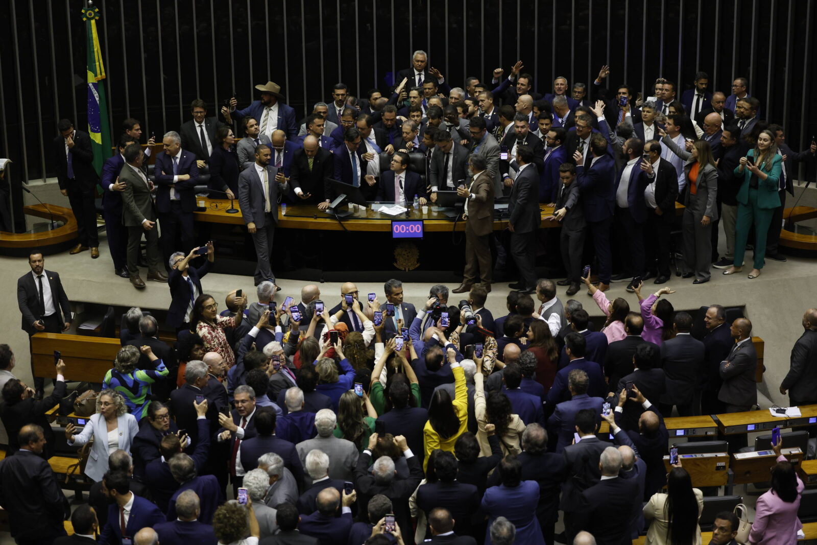 fragmentacao-partidaria-cai-na-camara,-que-concentra-poder-na-direita