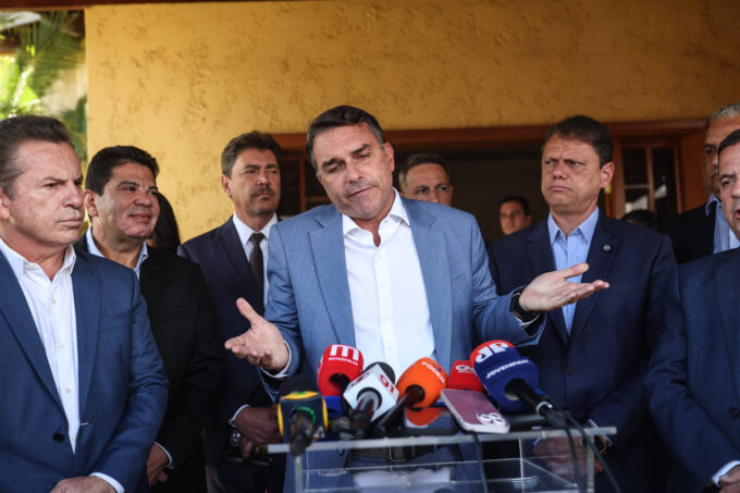 flavio-bolsonaro-diz-que-fim-da-escala-6×1-e-oportunismo-de-lula-para-ganhar-votos