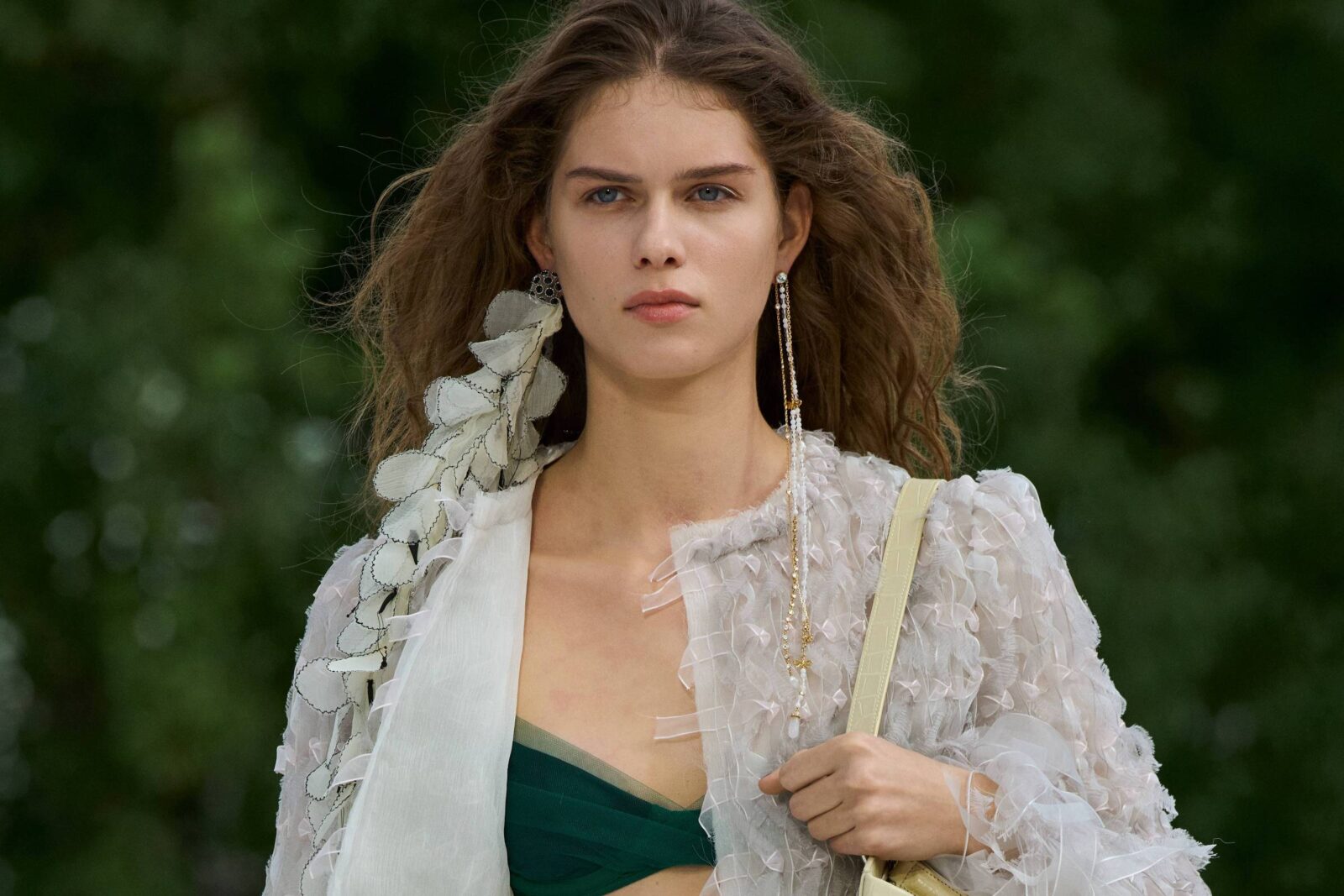 marcas-reagem-a-ia-na-semana-de-moda-de-paris-com-roupas-imperfeitas