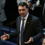 flavio-bolsonaro-fala-em-“mudar-a-constituicao”-durante-ato-com-caiado-em-goias