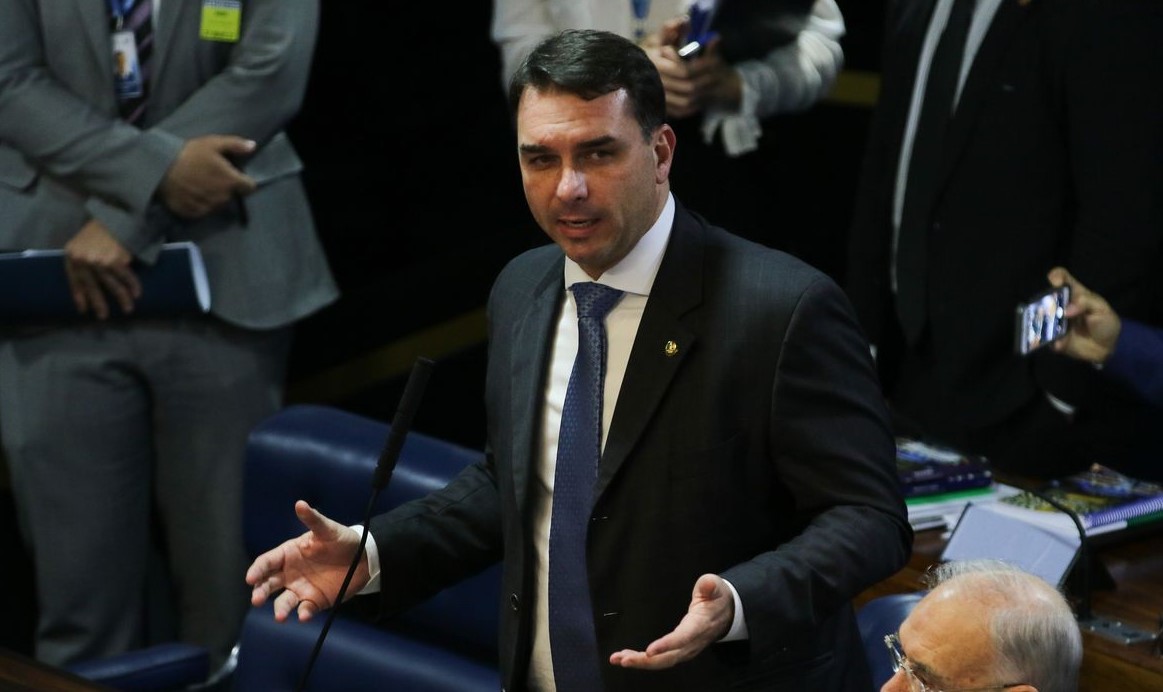 flavio-bolsonaro-fala-em-“mudar-a-constituicao”-durante-ato-com-caiado-em-goias