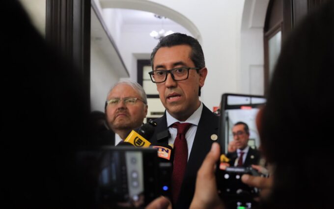 «no-se-pueden-tener-dos-trabajos-remunerados»,-dice-menkos-por-designacion-en-banguat-y-no-renuncia-del-curul