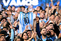 argentinos-se-reunem-para-torcer-por-messi-uma-ultima-vez-em-clima-de-copa-do-mundo