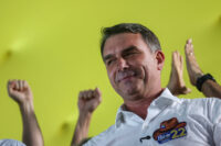 flavio-bolsonaro-diz-que-fim-da-reeleicao-nao-e-para-volta-do-pai-a-presidencia-em-2030