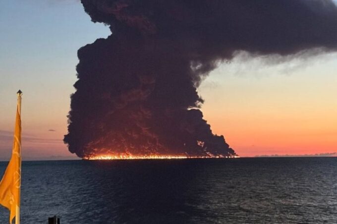 petrolero-se-incendia-frente-a-las-costas-de-sochi,-rusia,-tras-presunto-ataque-con-drones-de-ucrania