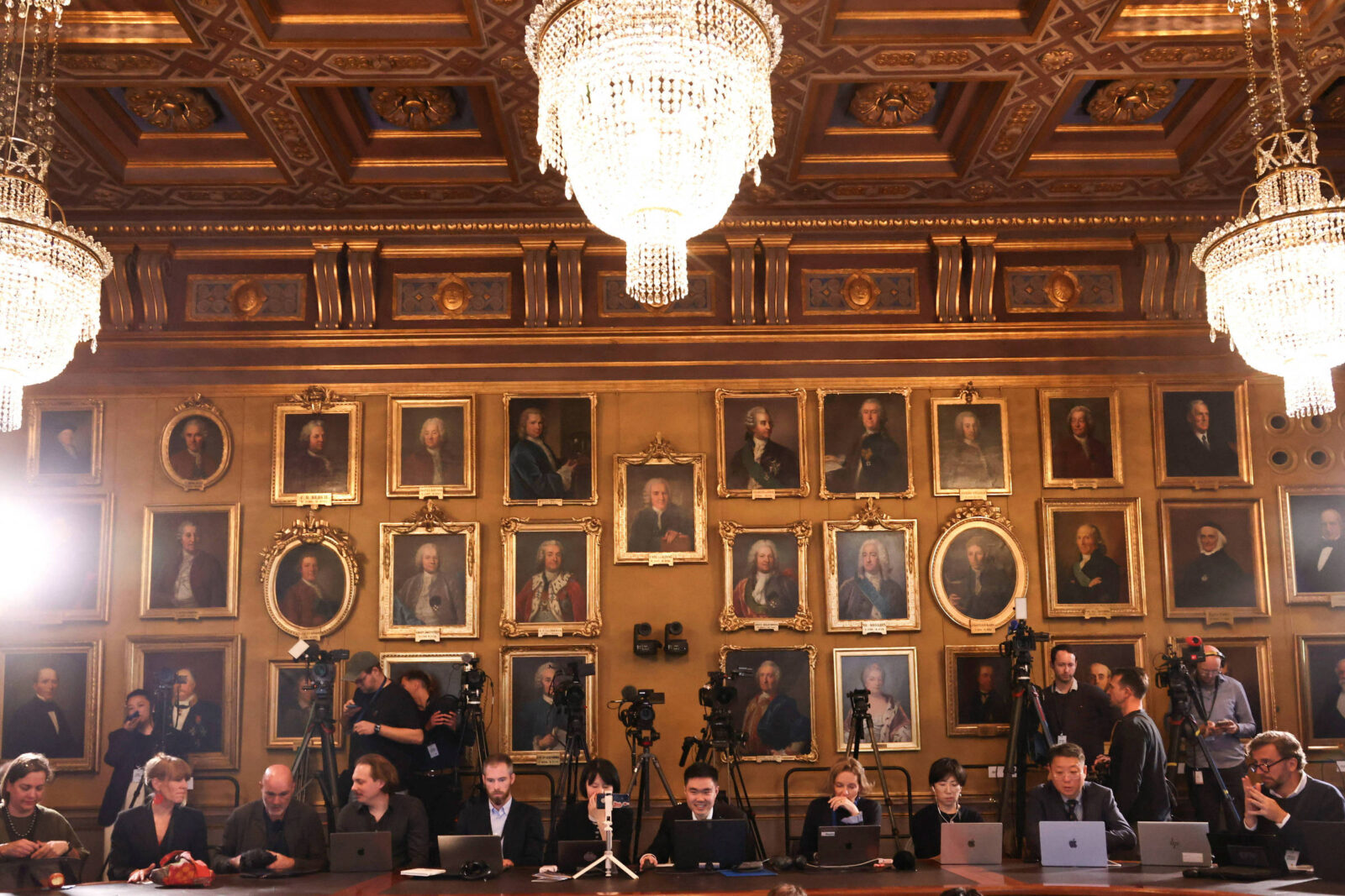 nobel-de-quimica-2026-vai-para-pesquisas-que-fazem-a-quimica-escolher-imagens-espelhadas