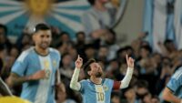 asi-fue-el-ultimo-adios-de-lionel-messi-en-la-seleccion-argentina:-su-gol-de-penal,-el-show-de-drones-y-el-discurso-final