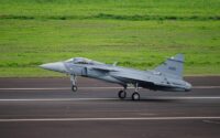 primeiro-caca-gripen-e-produzido-no-brasil-realiza-voo-inaugural