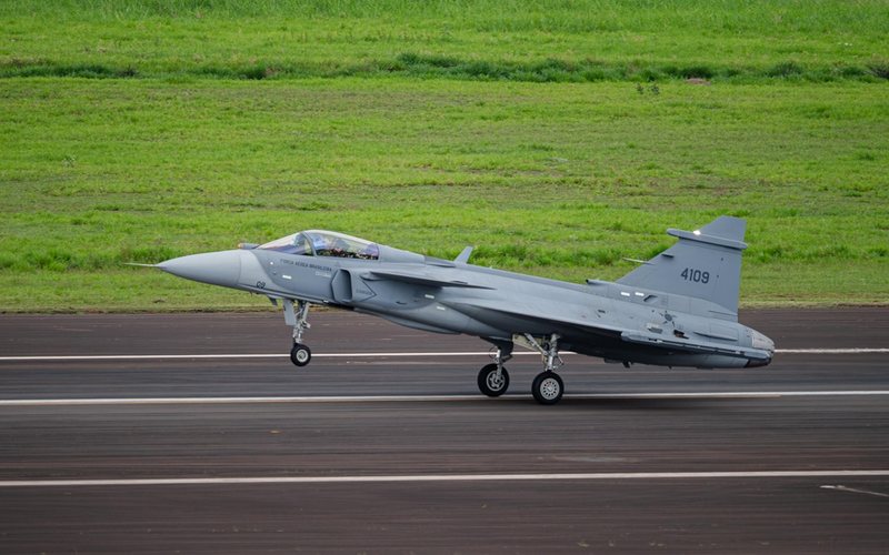 primeiro-caca-gripen-e-produzido-no-brasil-realiza-voo-inaugural