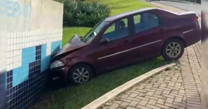 mulher-fica-ferida-apos-carro-colidir-contra-muro-em-londrina