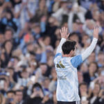 videos:-asi-fue-la-insolita-publicidad-con-drones-que-desato-el-abucheo-durante-la-despedida-de-messi