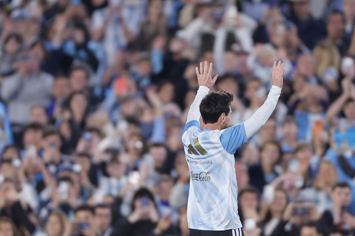 videos:-asi-fue-la-insolita-publicidad-con-drones-que-desato-el-abucheo-durante-la-despedida-de-messi