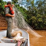 alerta-en-corrientes:-pescadores-paraguayos-ingresan-de-noche-al-parana-y-buscan-dorados