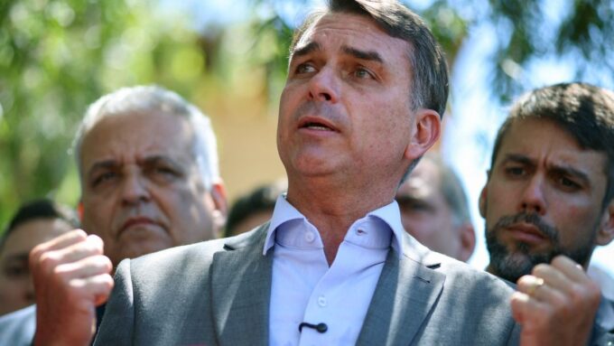 flavio-bolsonaro-promueve-una-reforma-constitucional-para-“redemocratizar”-brasil:-cuales-son-sus-propuestas