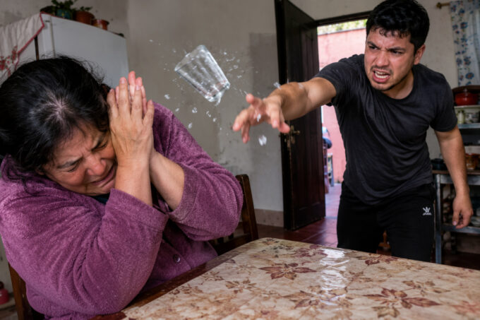  le-tiro-un-vaso-a-su-mama-porque-no-le-preparo-el-desayuno