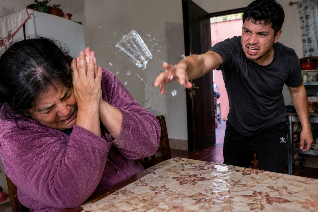  le-tiro-un-vaso-a-su-mama-porque-no-le-preparo-el-desayuno