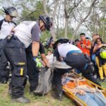 bomberos-rescatan-con-vida-a-mujer-tras-caida-de-vehiculo-a-barranco-de-75-metros-en-zona-5