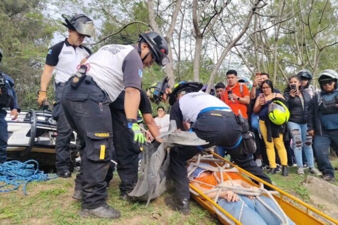 bomberos-rescatan-con-vida-a-mujer-tras-caida-de-vehiculo-a-barranco-de-75-metros-en-zona-5
