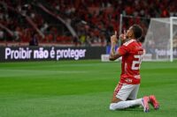 corinthians-acerta-tres-vezes-a-trave,-mas-sofre-7a-derrota-seguida-com-gol-relampago