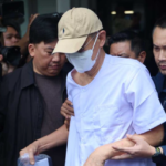en-thailande,-des-moines-succombent-a-la-tentation-du-sexe-et-de-l’argent