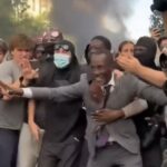 video:-alcalde-frances-se-interpone-entre-policias-y-estudiantes-durante-protesta-por-la-educacion