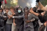 video:-alcalde-frances-se-interpone-entre-policias-y-estudiantes-durante-protesta-por-la-educacion