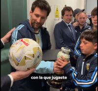 (video)-ale-dominguez-lleno-de-regalos-a-messi-en-su-despedida
