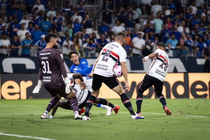 sao-paulo-perde-no-mineirao,-e-cruzeiro-salta-para-o-quarto-lugar-no-brasileiro