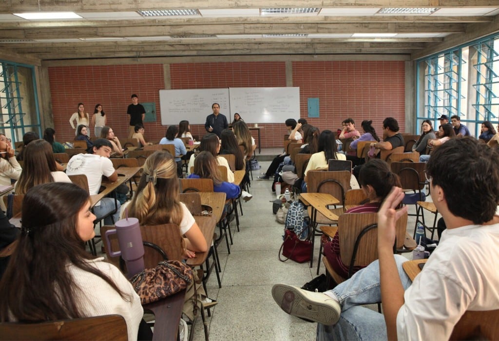 jovenes-migrantes-retornados-inician-estudios-en-la-ucab-con-beca-del-30-%