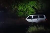 vehiculo-es-arrastrado-por-correntada-en-guastatoya,-el-progreso